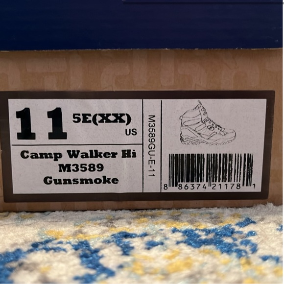 NIB, Men’s Hiking Boots - Picture 2 of 4